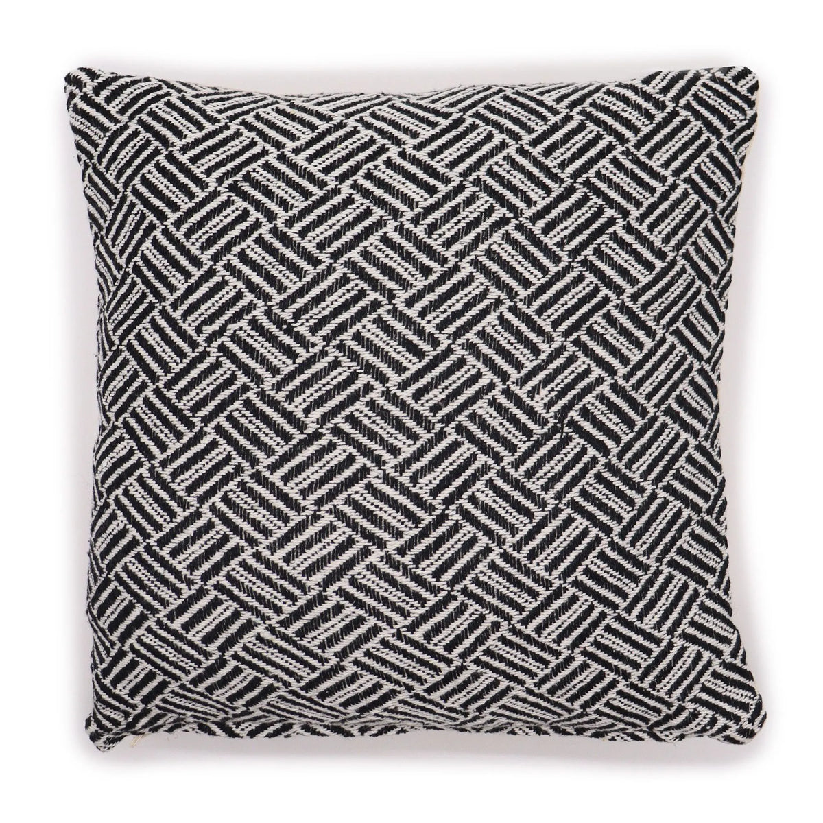 Funda de cojín cuadrada de 40x40 cm con tejido artesanal en blanco y negro de patrón geométrico tipo espiga.