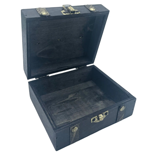 Baúl de madera gris estilo vintage, abierto, con herrajes metálicos dorados y cierre frontal decorativo.