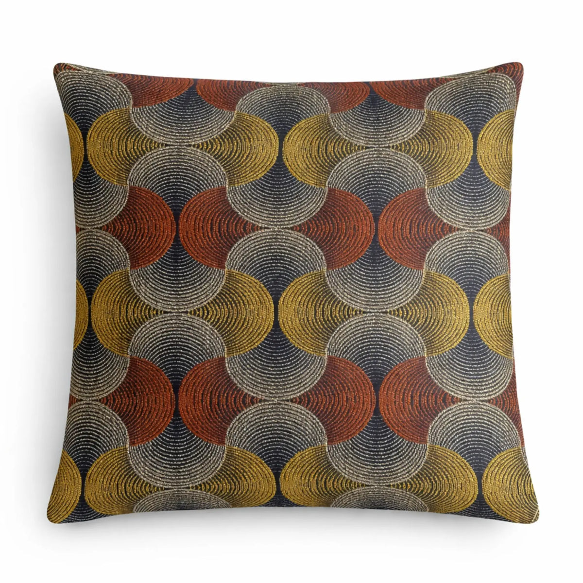 Cojín decorativo con patrón geométrico en tonos rojo, amarillo y azul, fabricado en tela suave.