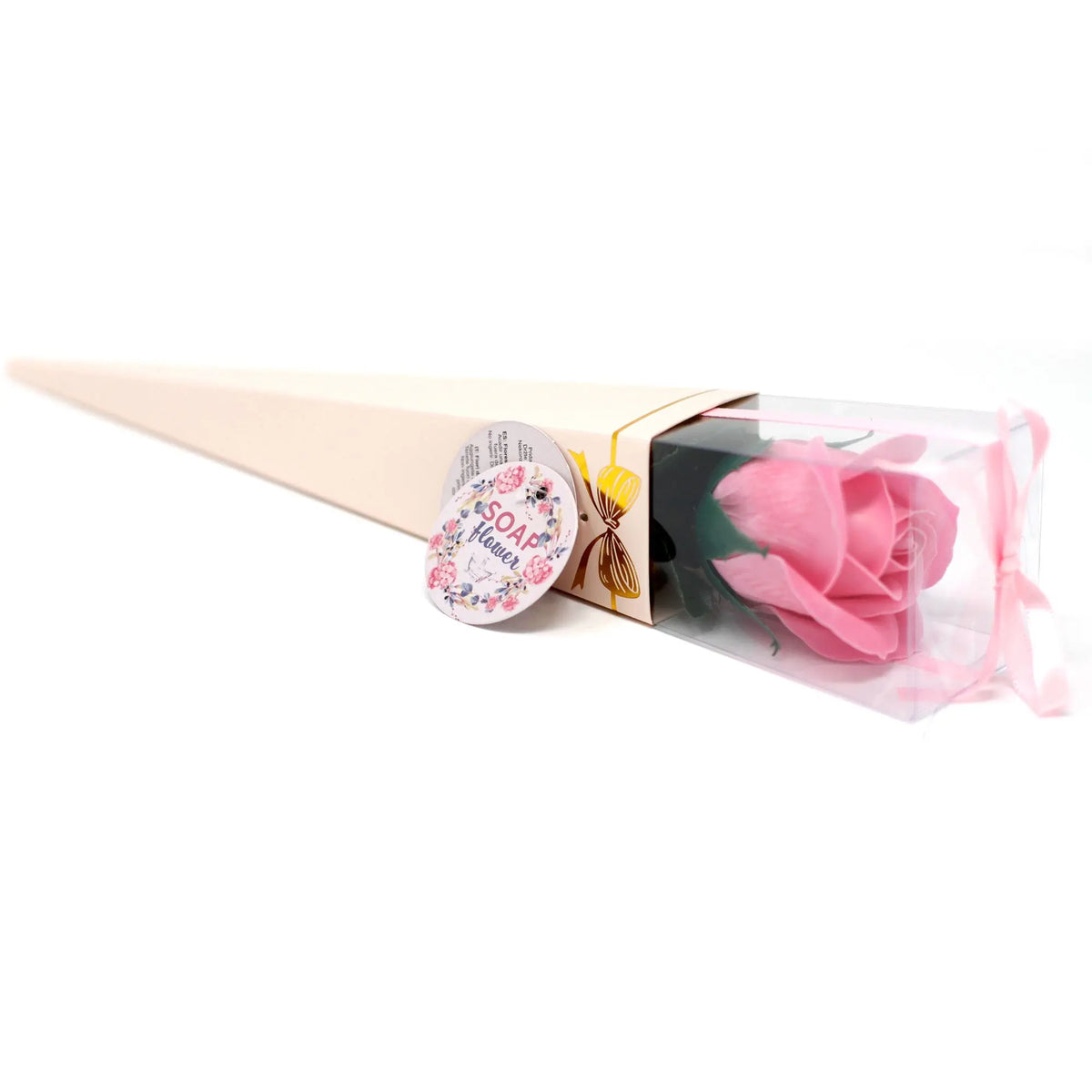 Rosa de jabón rosa en caja cónica transparente con lazo decorativo y etiqueta de producto, sobre fondo blanco.