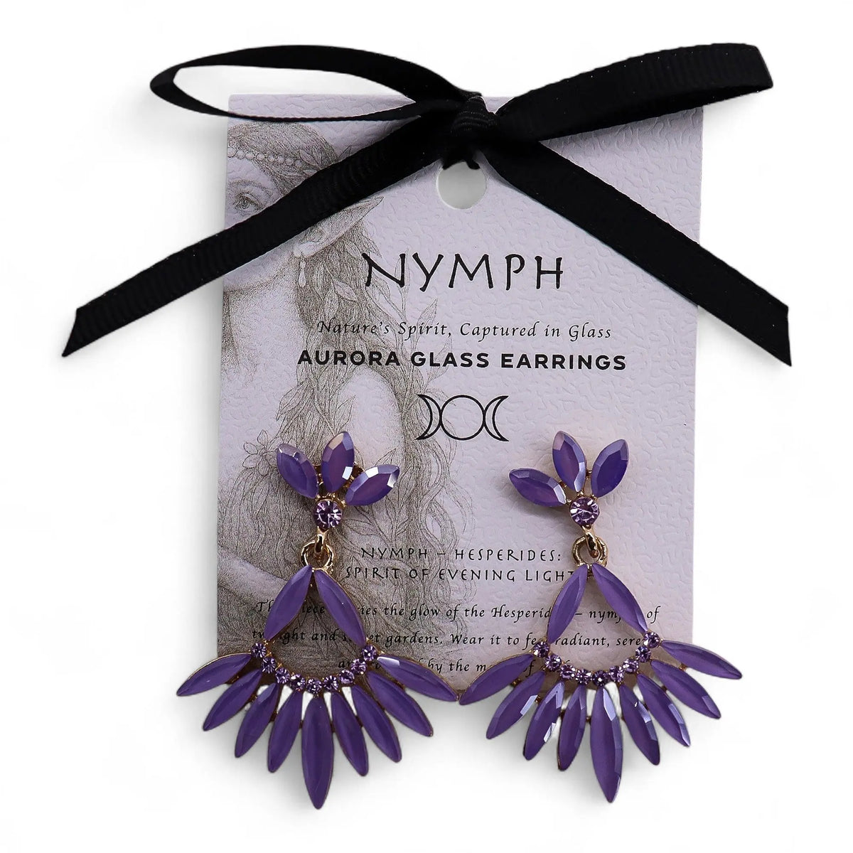 Pendientes largos color lavanda en forma de abanico con cristales sobre tarjeta de presentación con lazo negro.