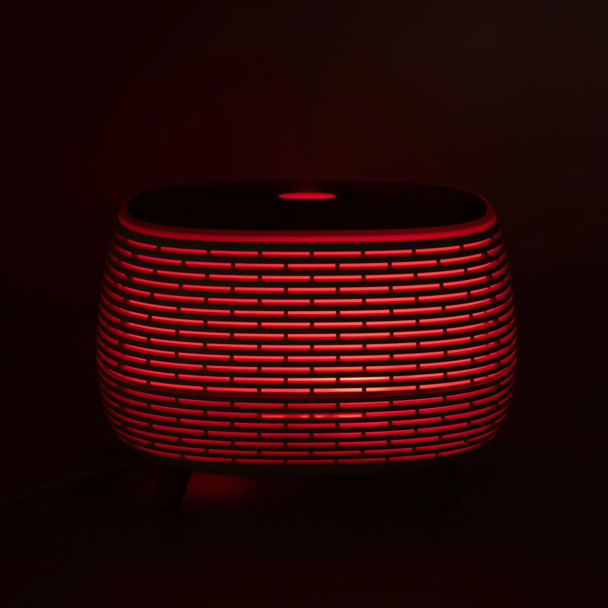 Lámpara moderna de mesa, color rojo, diseño tejido en plástico, estilo minimalista y contemporáneo.