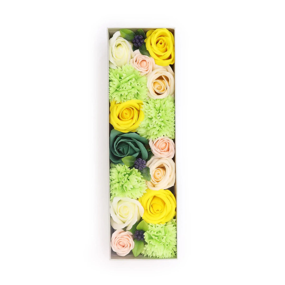 Caja rectangular con rosas y flores de jabón en tonos amarillo, verde y melocotón con detalles de hojas decorativas