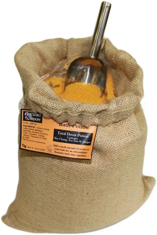 Saco de yute con 7kg de sales de baño detox naranjas Ancient Wisdom, incluye pala metálica y etiqueta informativa.