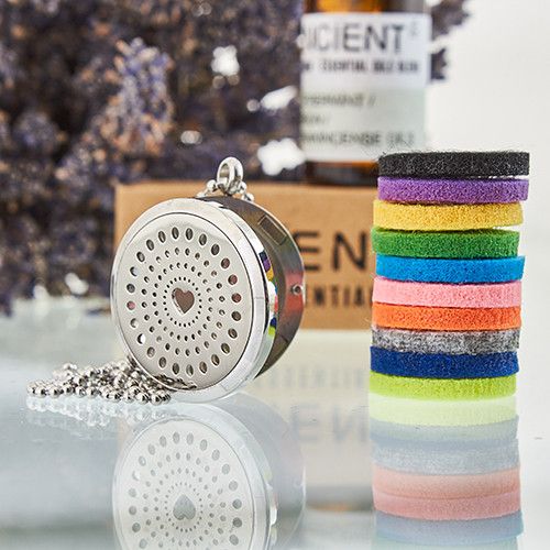 Difusor de acero inoxidable con corazones y discos de colores para aceites esenciales. Ideal para aromaterapia.
