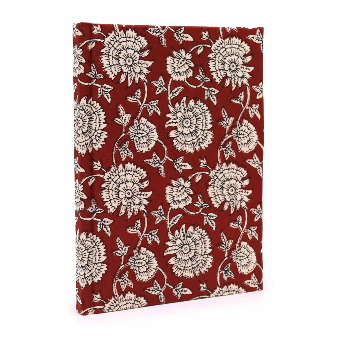 Cuaderno de 20x15cm con tapa de algodón color burdeos y estampado floral en blanco y negro. Estilo artesanal.