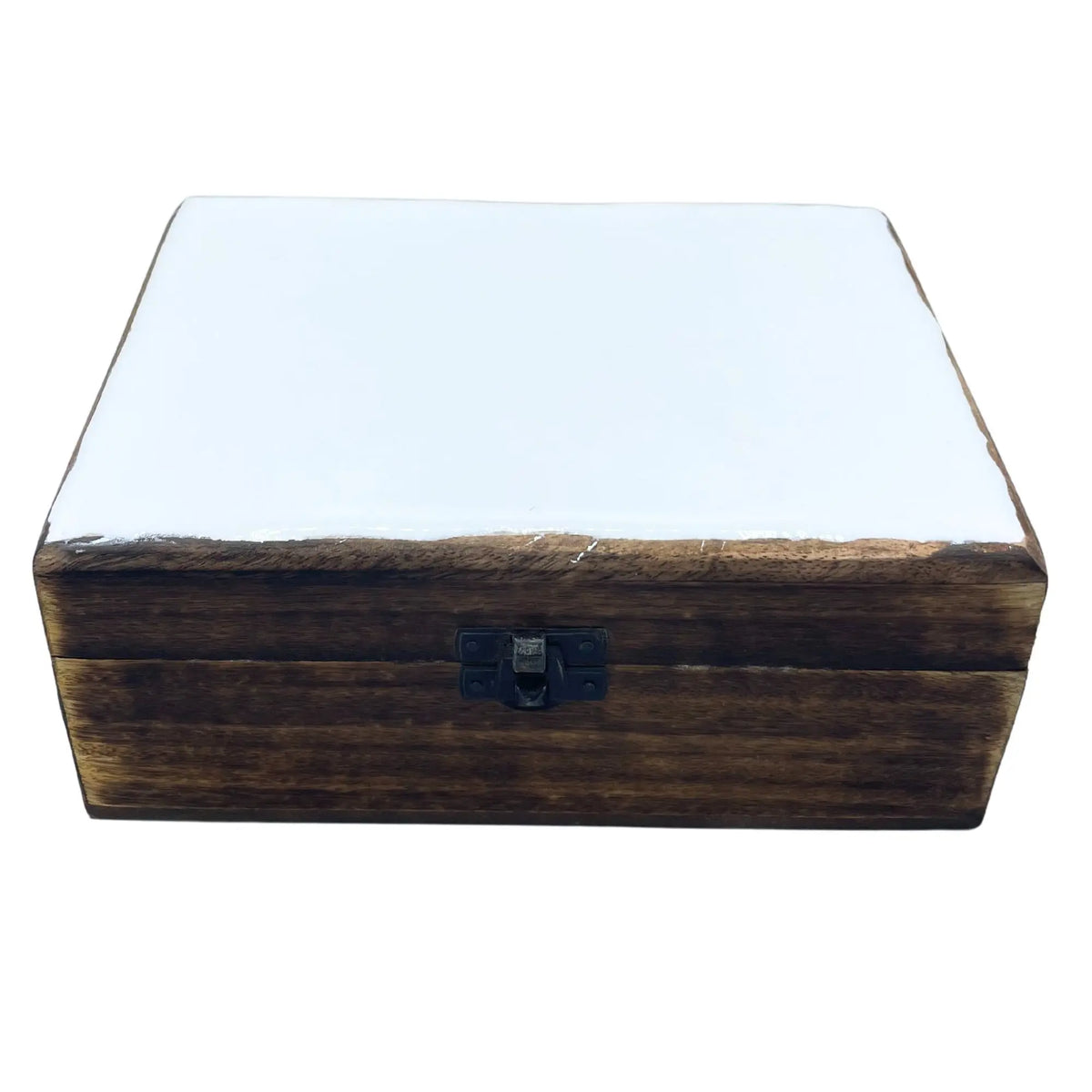 Caja de madera oscura con tapa rectangular de cerámica blanca brillante y cierre metálico frontal.