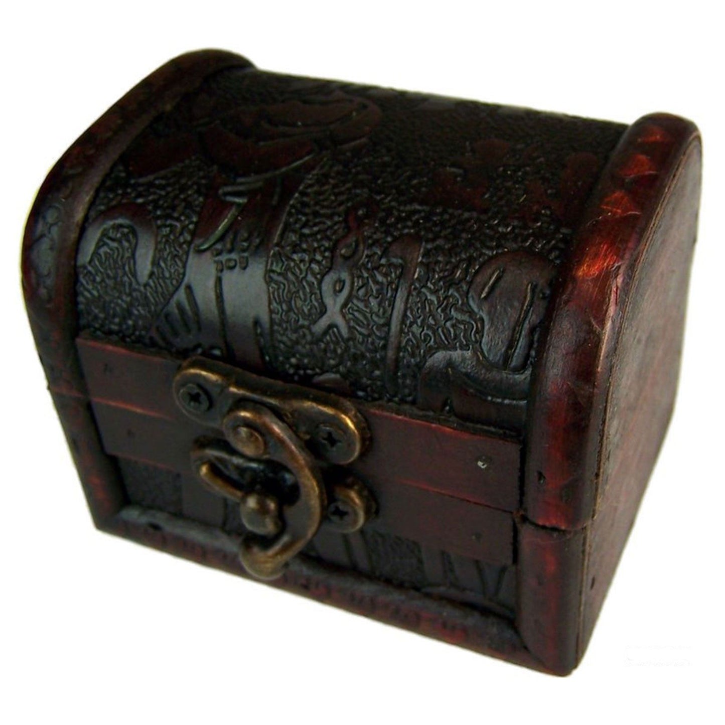 Cajita de madera oscura con grabados, cierre metálico dorado, estilo vintage y detalles en rojo.