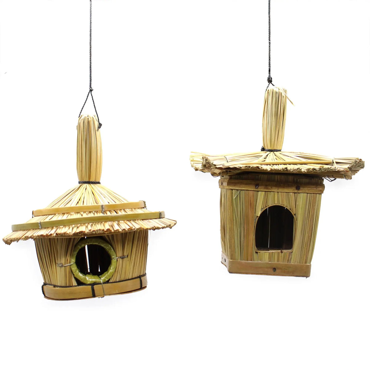 Dos casas para pájaros colgantes hechas de paja y bambú, con forma redonda y cuadrada, ideales para refugio natural.