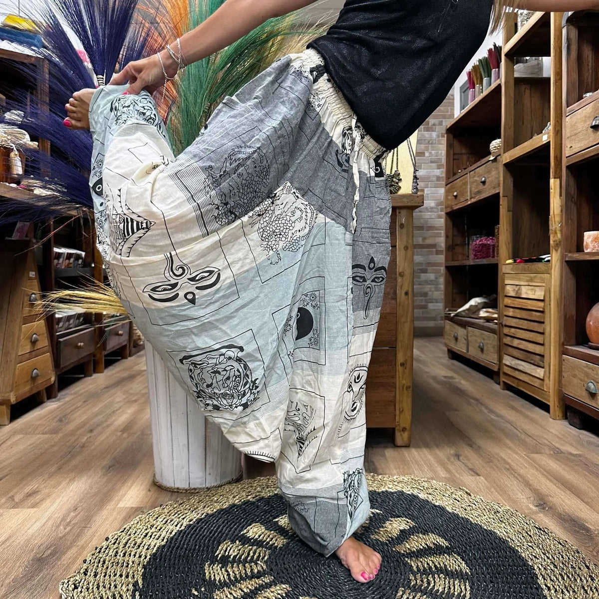 Pantalones Aladdin holgados en gris con estampado étnico, cintura elástica y diseño fluido. Ideal para yoga y festivales.