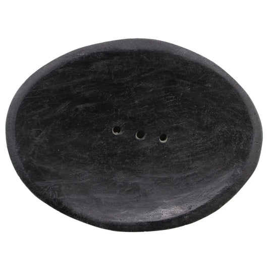 Jabonera ovalada de piedra natural negra con superficie texturizada y tres pequeños orificios de drenaje al centro.