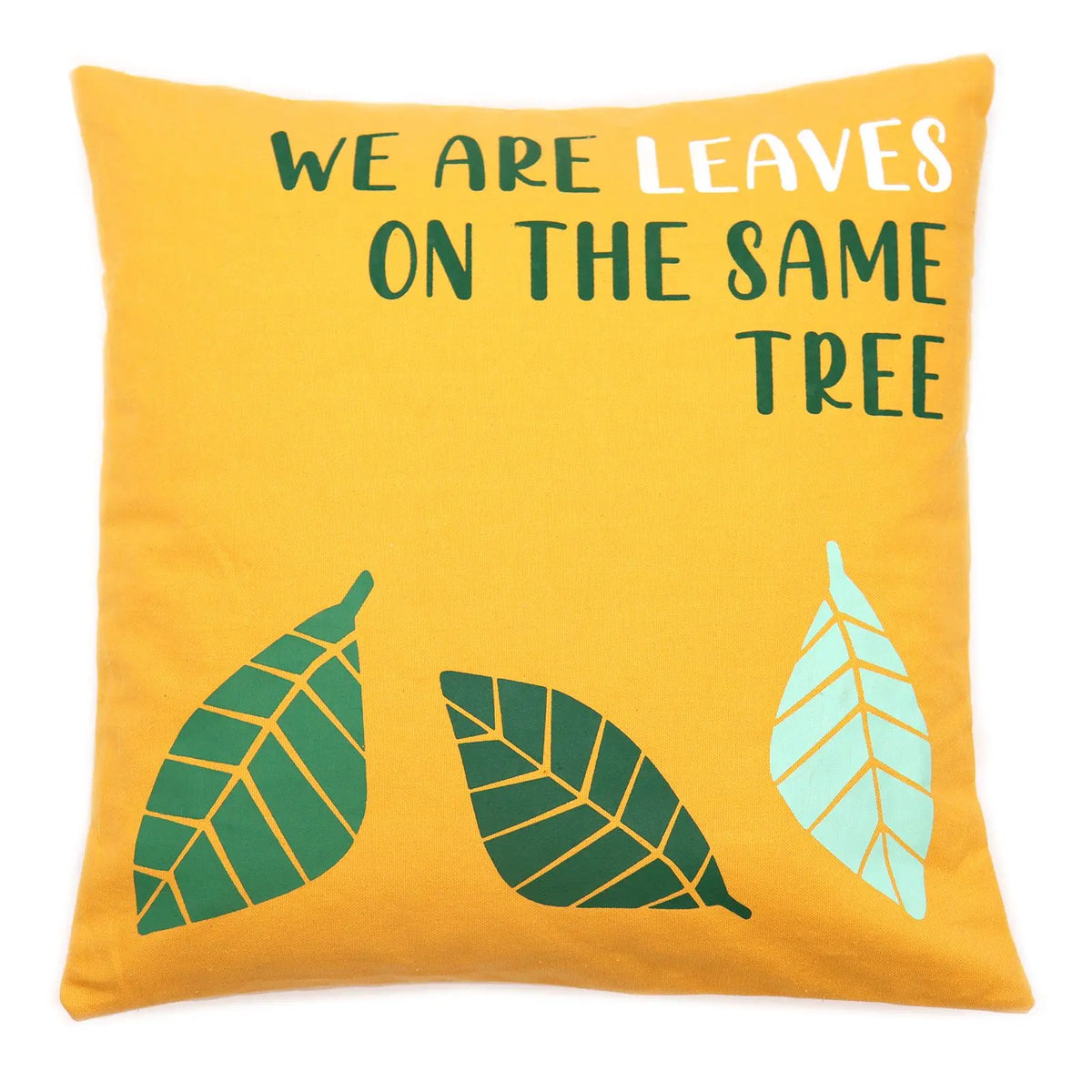 Funda de cojín amarilla de algodón con el texto "WE ARE LEAVES ON THE SAME TREE" y tres hojas estampadas.
