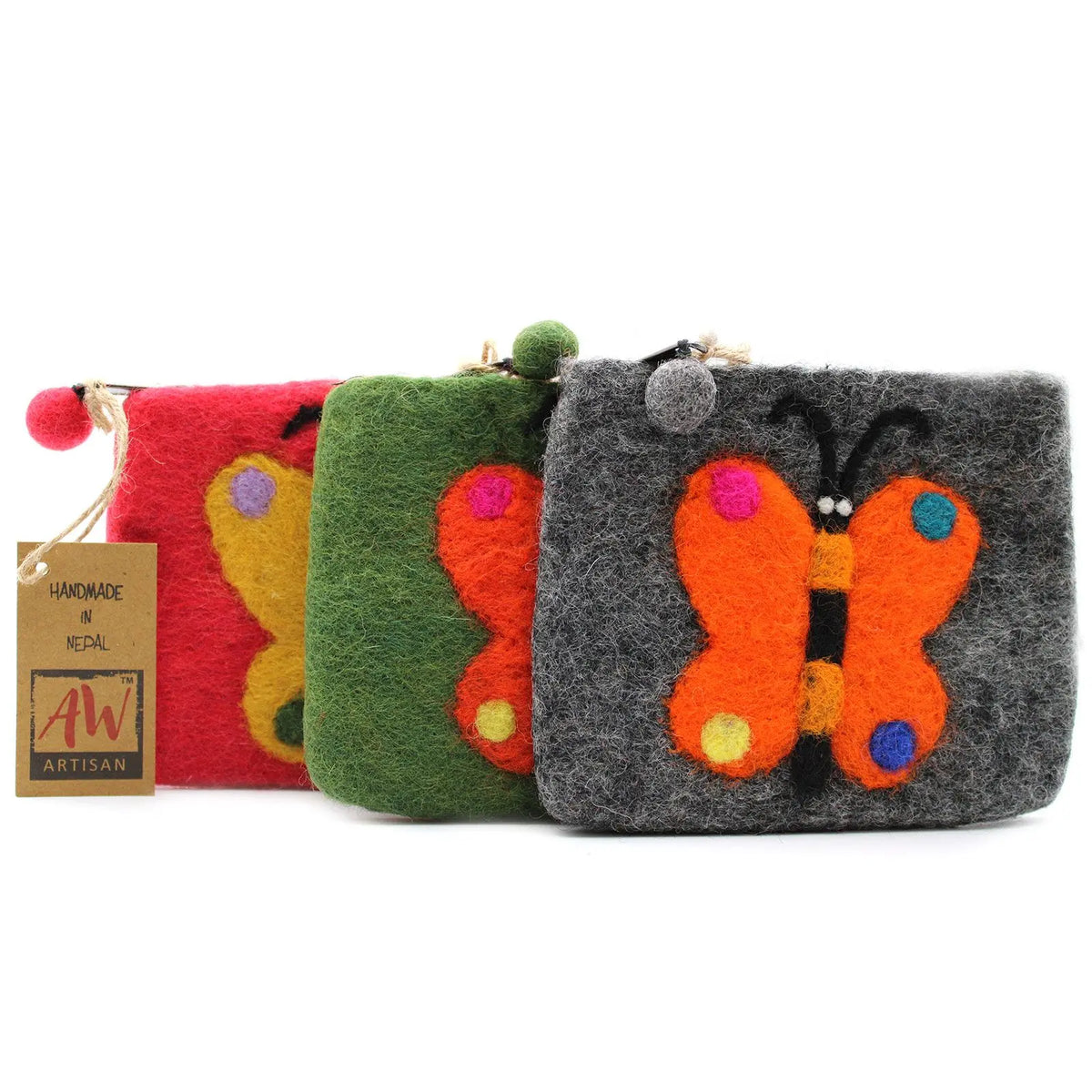 Tres estuches de fieltro artesanales con diseños de mariposas coloridas en tonos rojo, verde y gris.