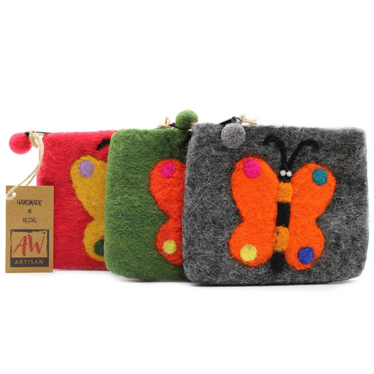 Tres estuches de fieltro artesanales con diseños de mariposas coloridas en tonos rojo, verde y gris.