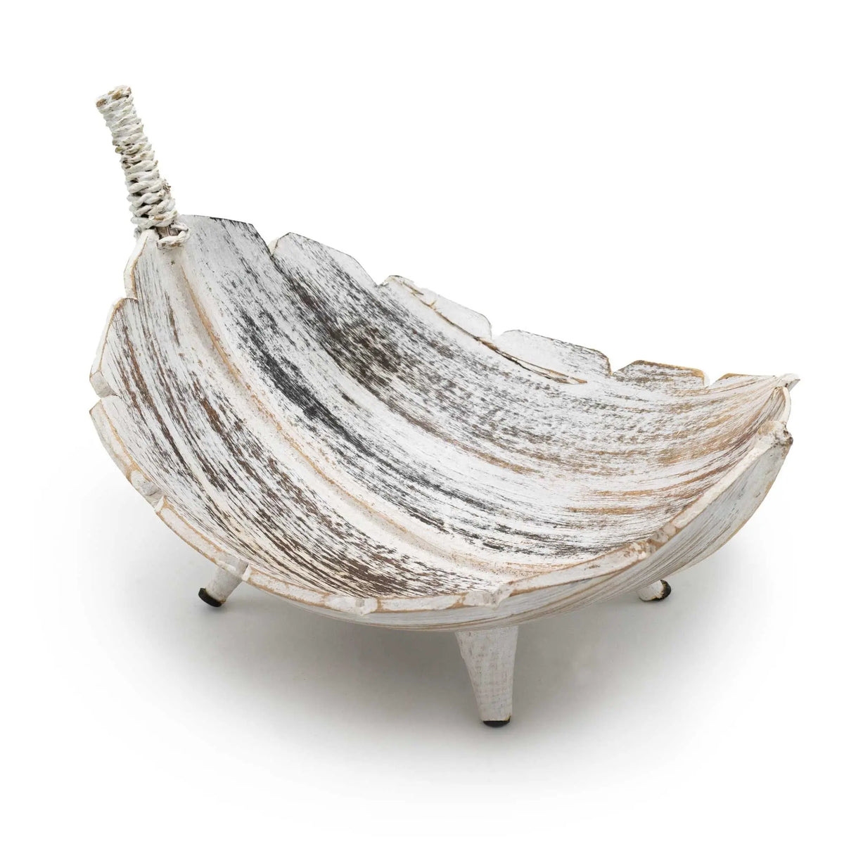 Frutero artesanal de hoja de coco en forma de hoja, acabado blanco desgastado, con patas y detalle de cuerda blanca.
