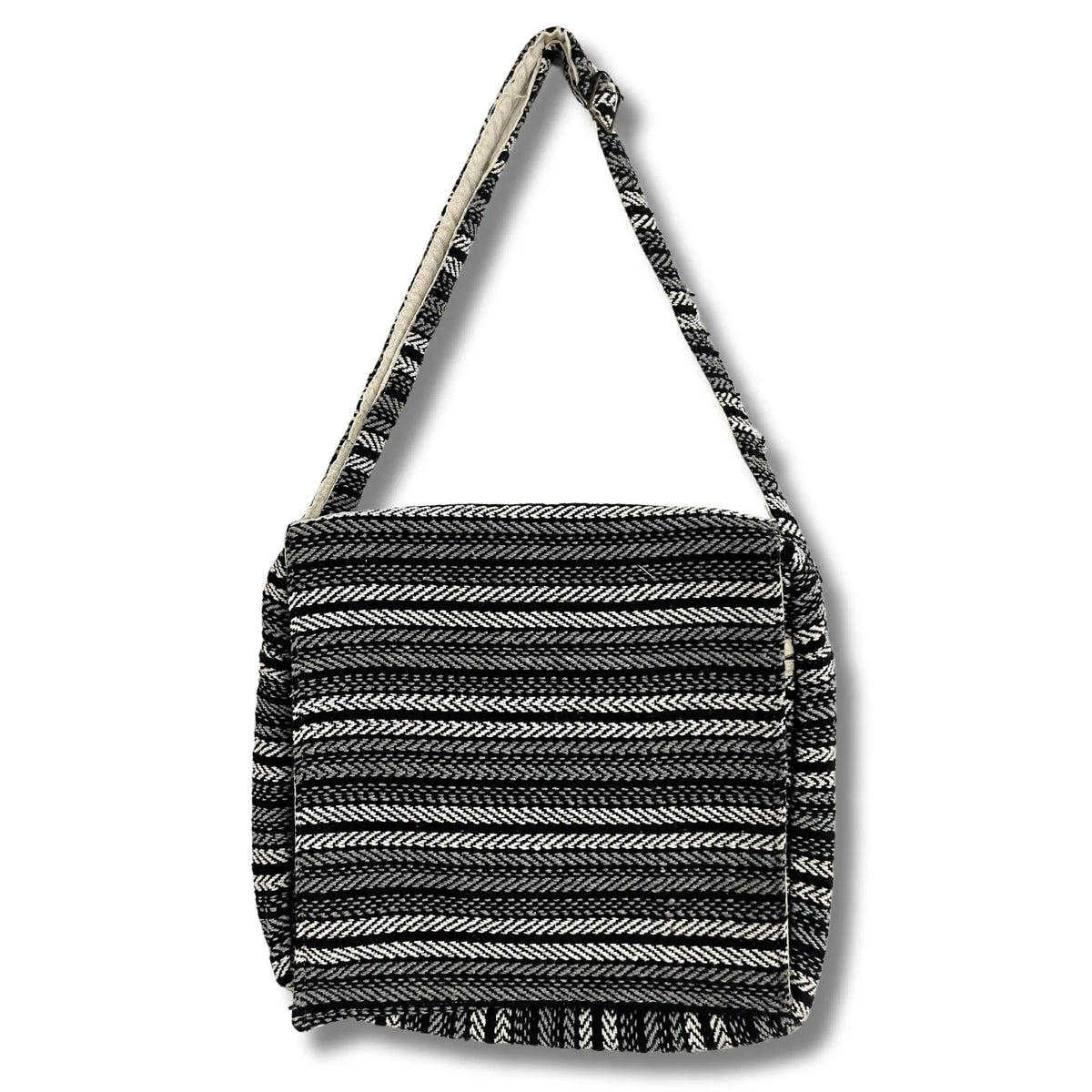 Bolso de tela rectangular con patrón de rayas grises y negras, estilo artesanal y correa larga para el hombro.
