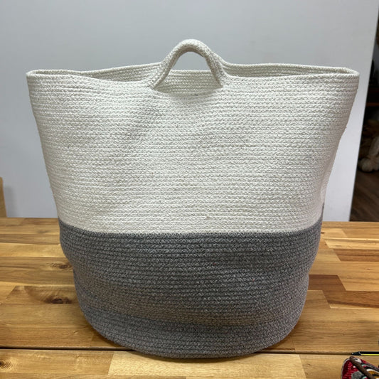 Bolsa de yute en color natural y gris, estilo moderno, con asas y diseño elegante para almacenamiento.