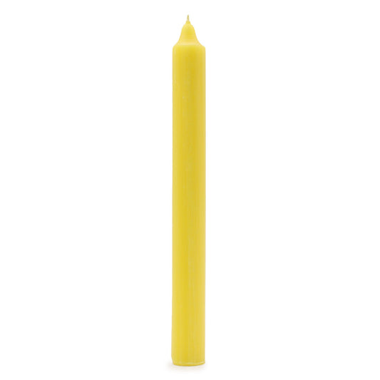 Vela de mesa cilíndrica de color amarillo limón, con acabado rústico y punta cónica, aislada sobre fondo blanco.
