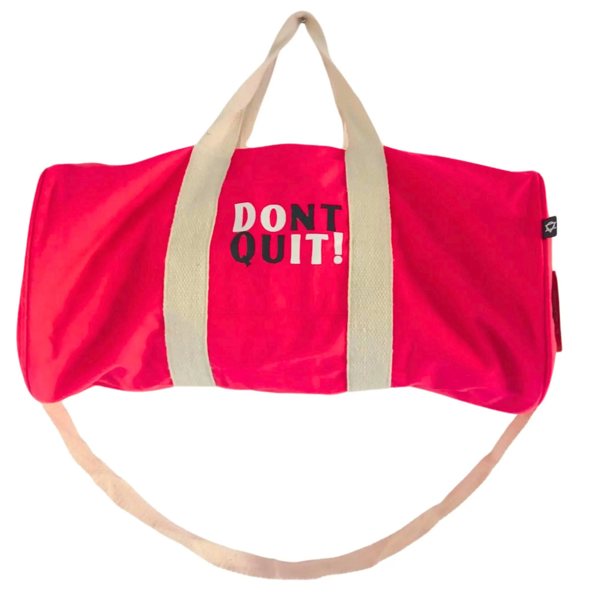 Bolsa de deporte rosa cereza con correas beige y la frase "DONT QUIT!" en el centro. Estilo cilíndrico, textil.