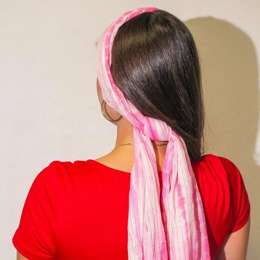 Bufanda ligera de seda en tonos rosa y blanco, estilo bohemio, perfecta para un look veraniego.