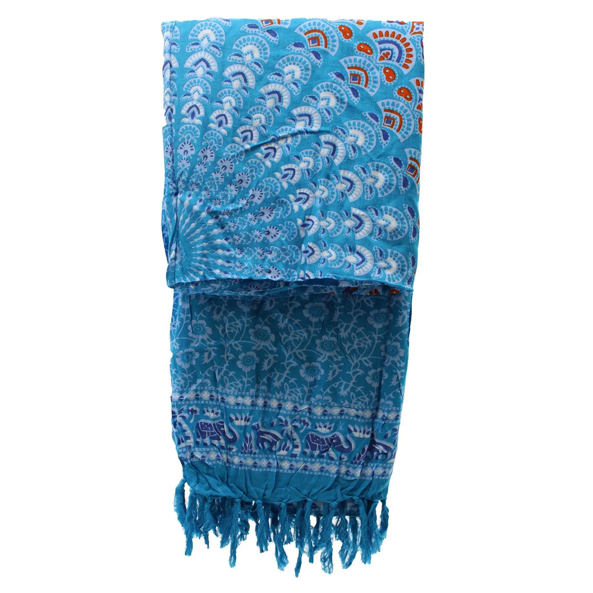 Pareo azul con estampado de mandala, motivos florales y de elefantes, borde inferior con flecos. Estilo veraniego.
