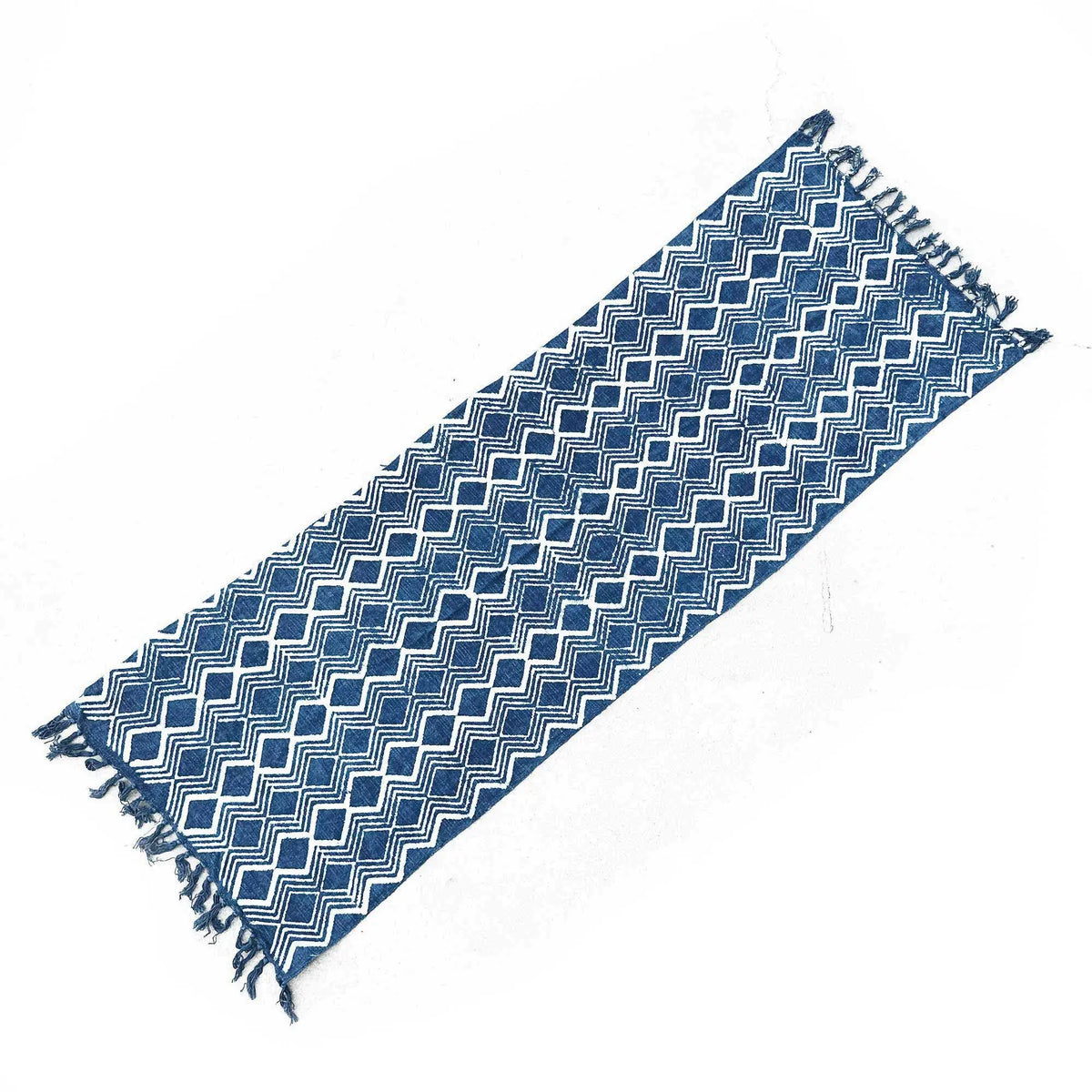 Camino de mesa azul marino con diseño geométrico en blanco, tejido de algodón, estilo moderno.