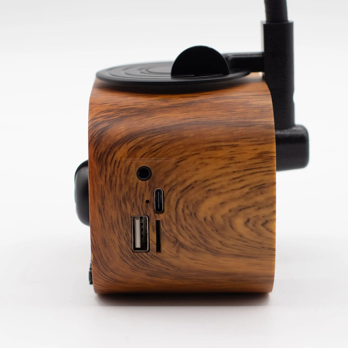 Altavoz retro madera con puertos USB, jack, tarjeta SD y conector tipo C. Diseño compacto con detalles negros.