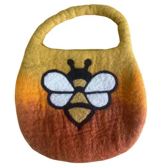 Bolso de fieltro naranja con degradado, forma redondeada y diseño central de abeja con alas blancas sobre fondo cálido.