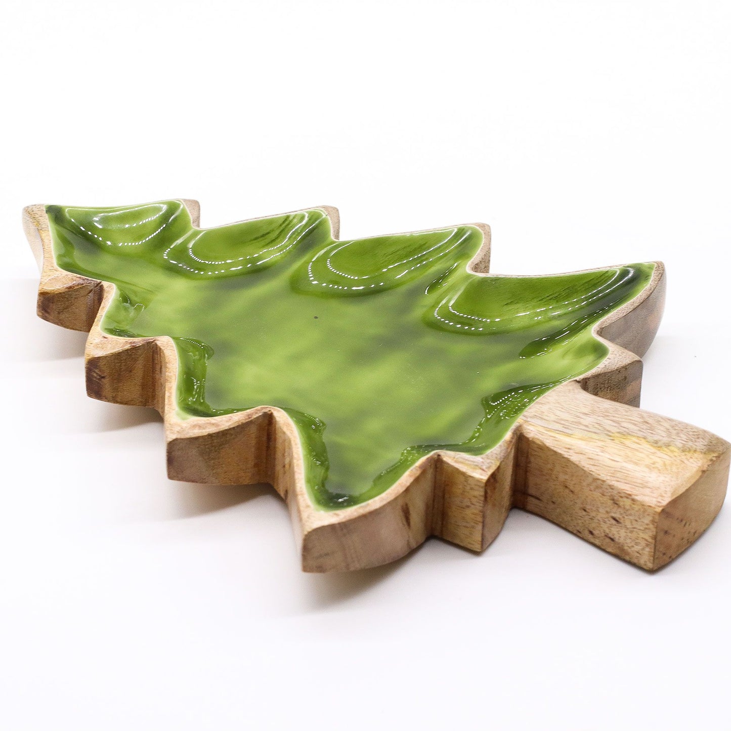 Plato decorativo en forma de árbol de Navidad, cerámica verde brillante y base de madera clara. Ideal para fiestas.