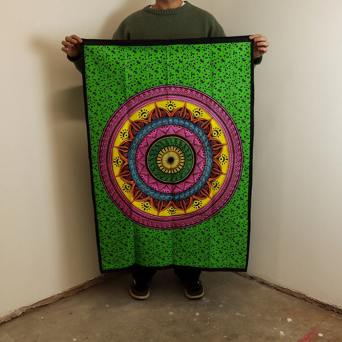 Tapiz de pared de algodón rectangular con diseño de mandala multicolor vibrante sobre fondo verde brillante.