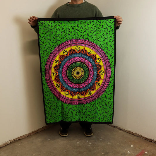 Tapiz de pared de algodón rectangular con diseño de mandala multicolor vibrante sobre fondo verde brillante.