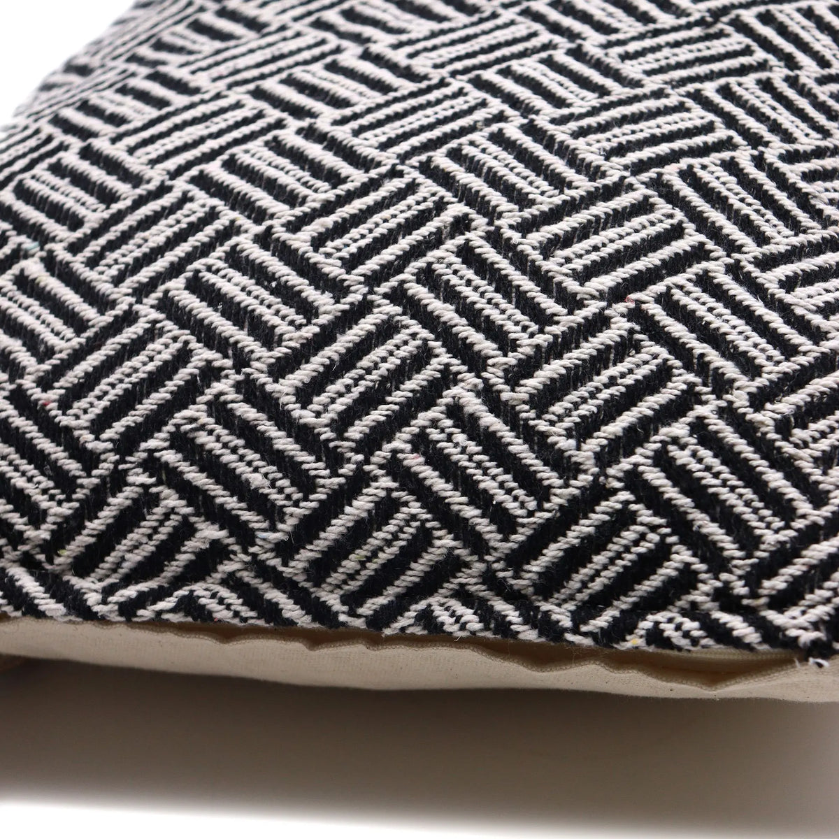 Funda de cojín cuadrada con tejido geométrico estilo indio en blanco y negro, textura de algodón y cierre de cremallera.
