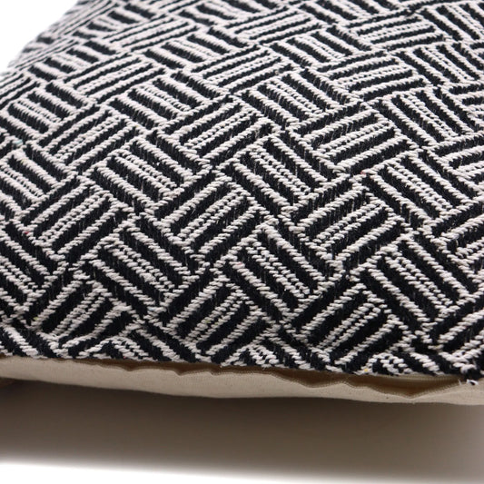 Funda de cojín cuadrada con tejido geométrico estilo indio en blanco y negro, textura de algodón y cierre de cremallera.