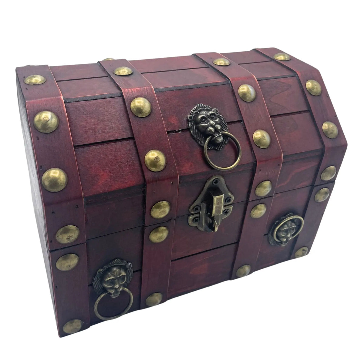 Cofre de madera estilo vintage con herrajes de bronce, tachuelas decorativas y figuras de león en un fondo blanco.