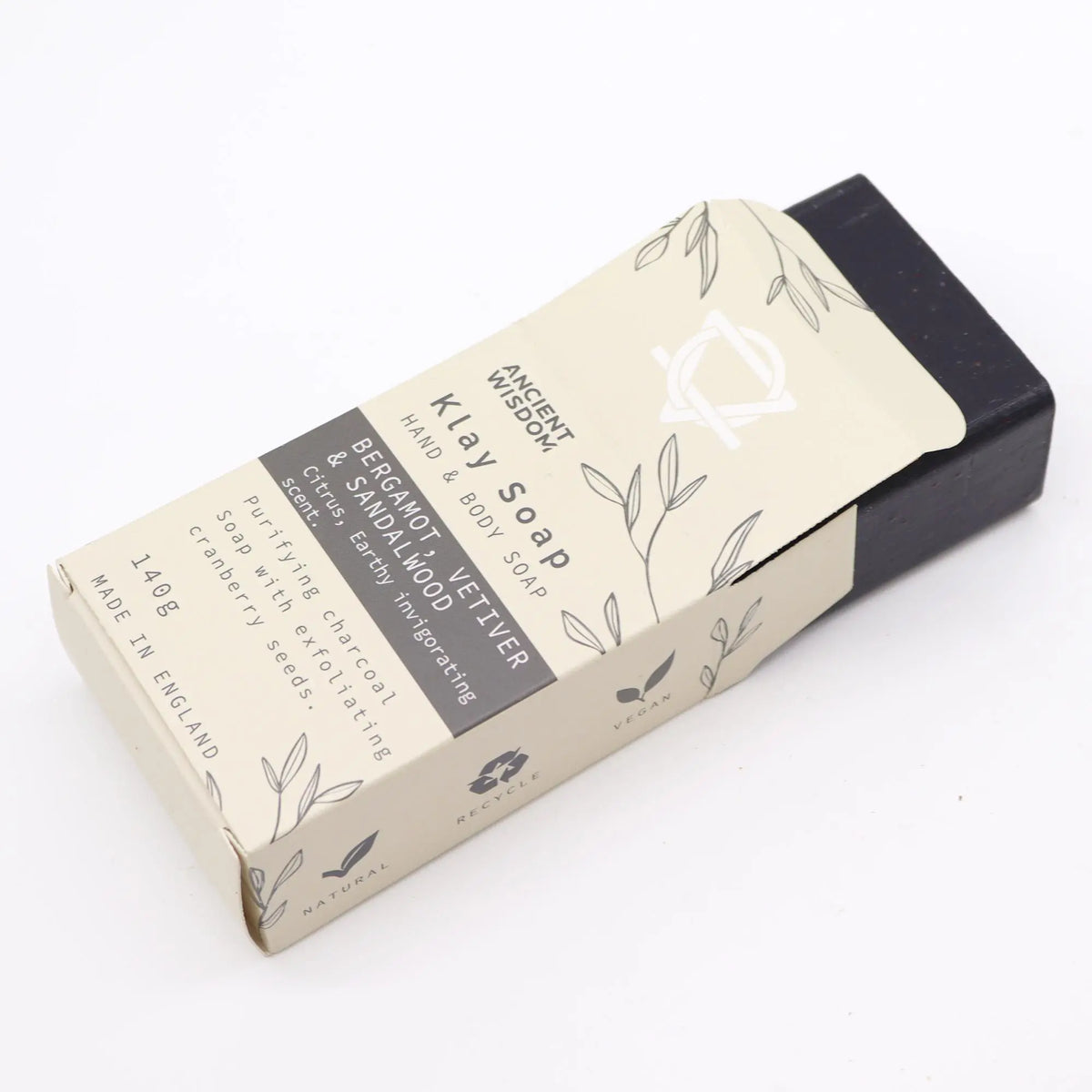 Jabón corporal negro de bergamota y vetiver en empaque natural, 148g, de Ancient Wisdom, fabricado en Inglaterra.