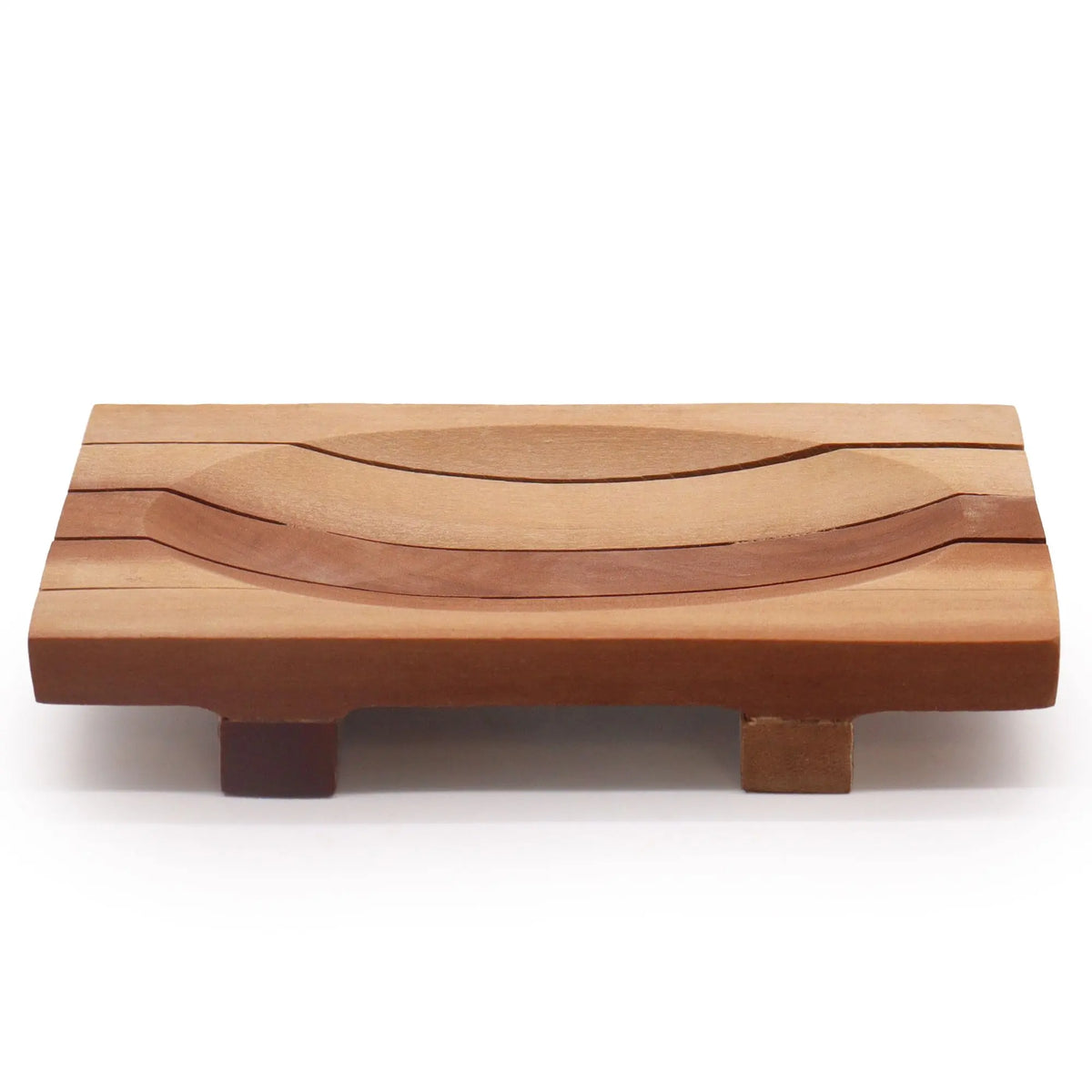Jabonera de madera de caoba con diseño rectangular, superficie cóncava para drenaje y patas pequeñas. Color natural.
