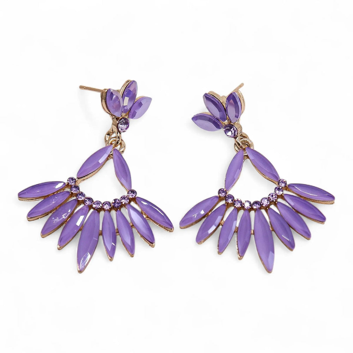 Pendientes largos dorados con cristales color lavanda en forma de pétalo sobre fondo blanco.