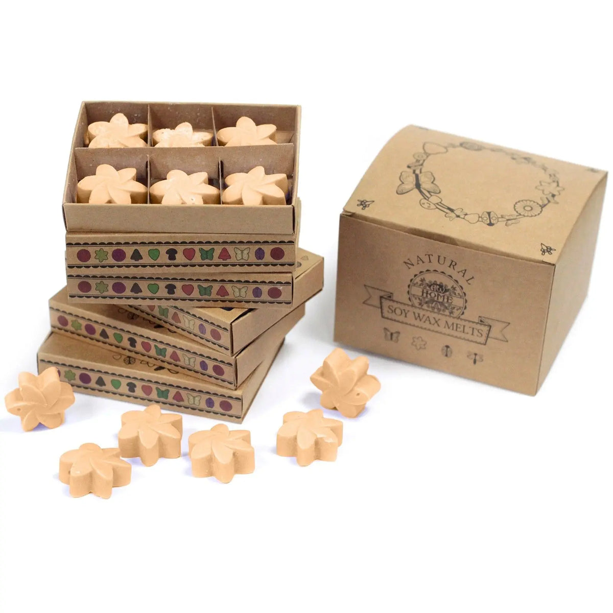 Caja de cartón con 6 ceras de soja en forma de flor, color crema, dispuestas en cajas apiladas y sueltas sobre fondo.