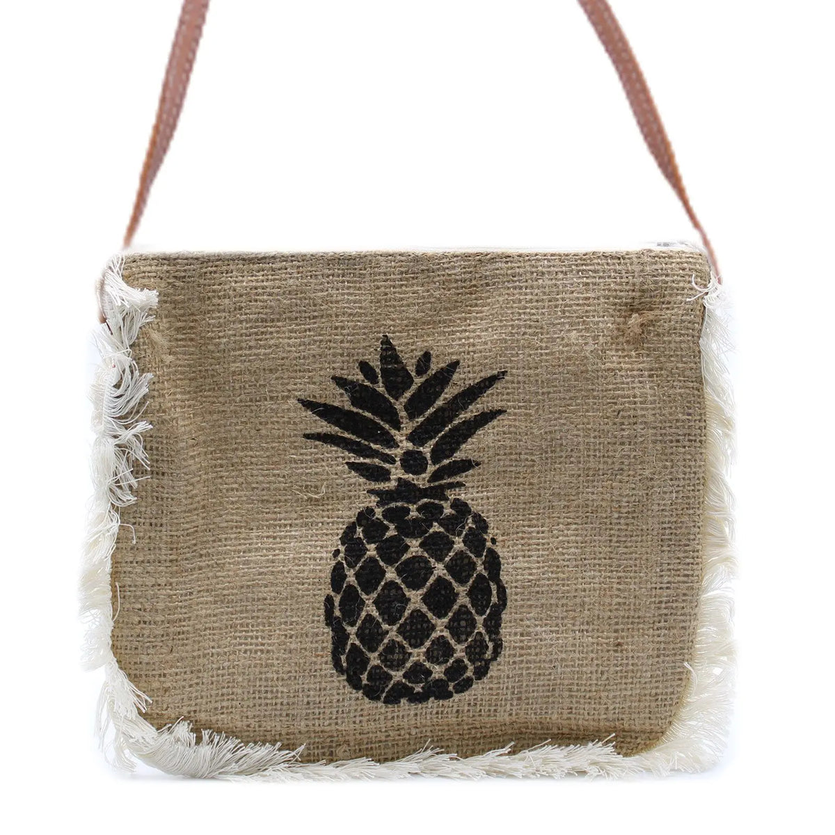 Bolso cuadrado de yute con estampado de piña negra, flecos blancos en los bordes y correa de hombro marrón.