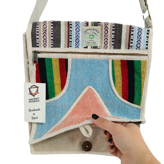 Bolso mensajero de cáñamo con diseño geométrico multicolor, solapa triangular y cierre de botón de madera.