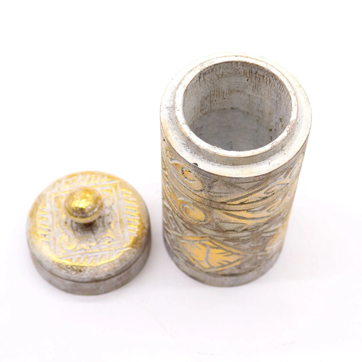 Contenedor cilíndrico de madera con tapa, acabado blanco y dorado, detalles tallados con motivos geométricos y florales.