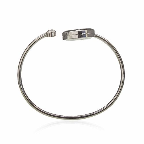 Brazalete de acero inoxidable plateado, diseño minimalista con cierre tipo bisagra.