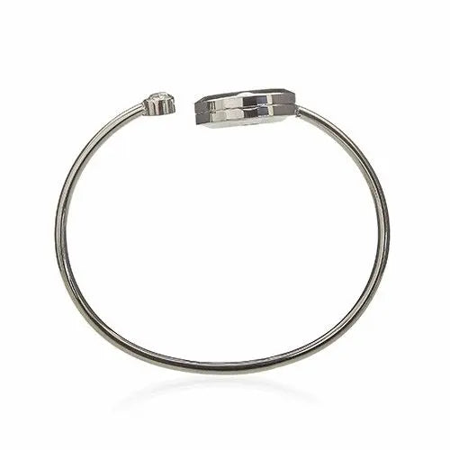 Brazalete de acero inoxidable plateado, diseño minimalista con cierre tipo bisagra.