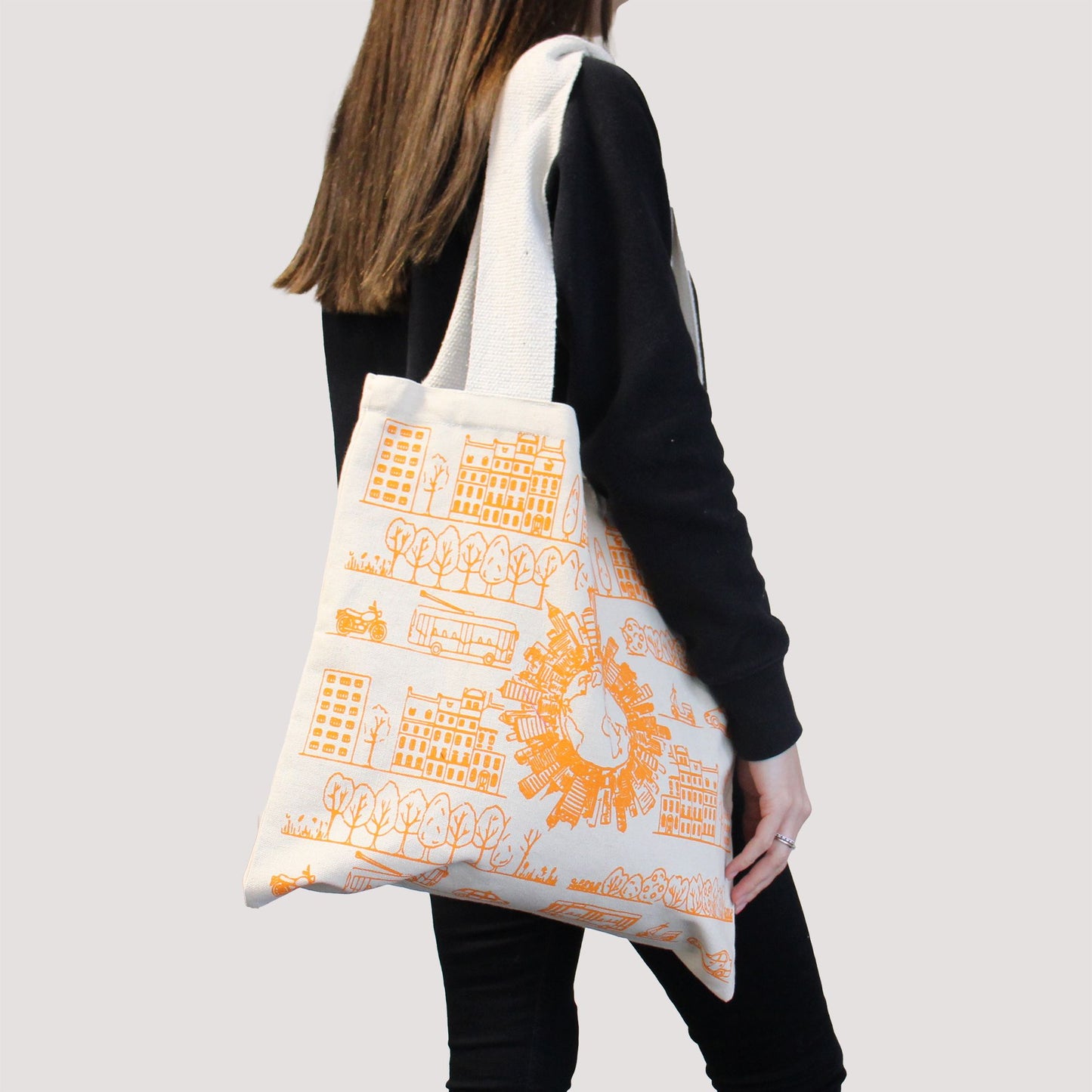 Bolsa de algodón crudo de alta resistencia con diseño urbano de edificios y árboles estampado en color naranja brillante