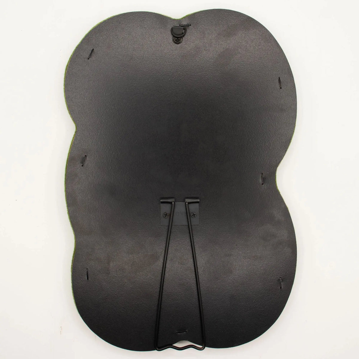 Base negra en forma de nube con soporte metálico, ideal para exhibir fotos o arte.