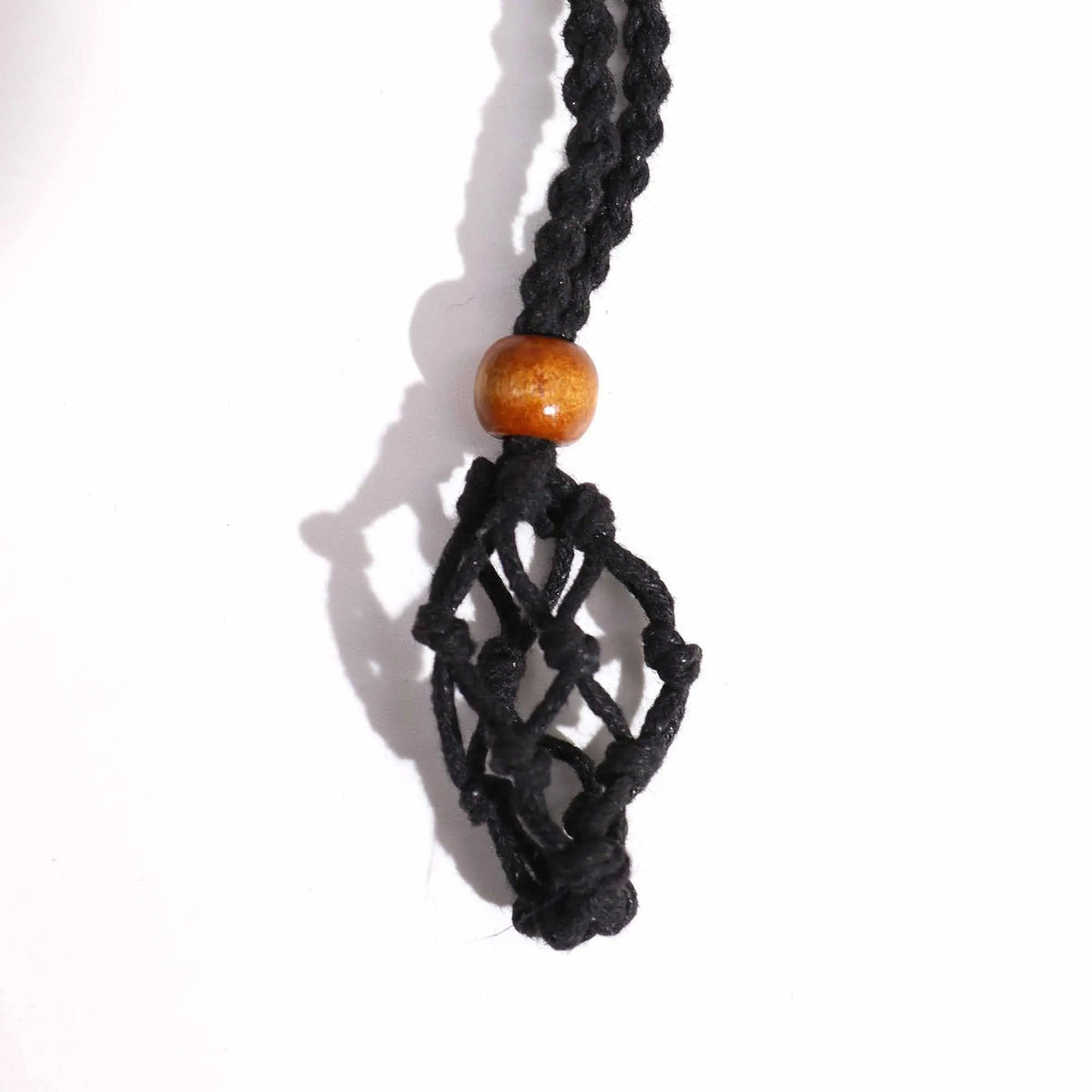 Cordón negro trenzado de 45 cm con malla para piedra preciosa y cuenta de madera decorativa, sobre fondo blanco.