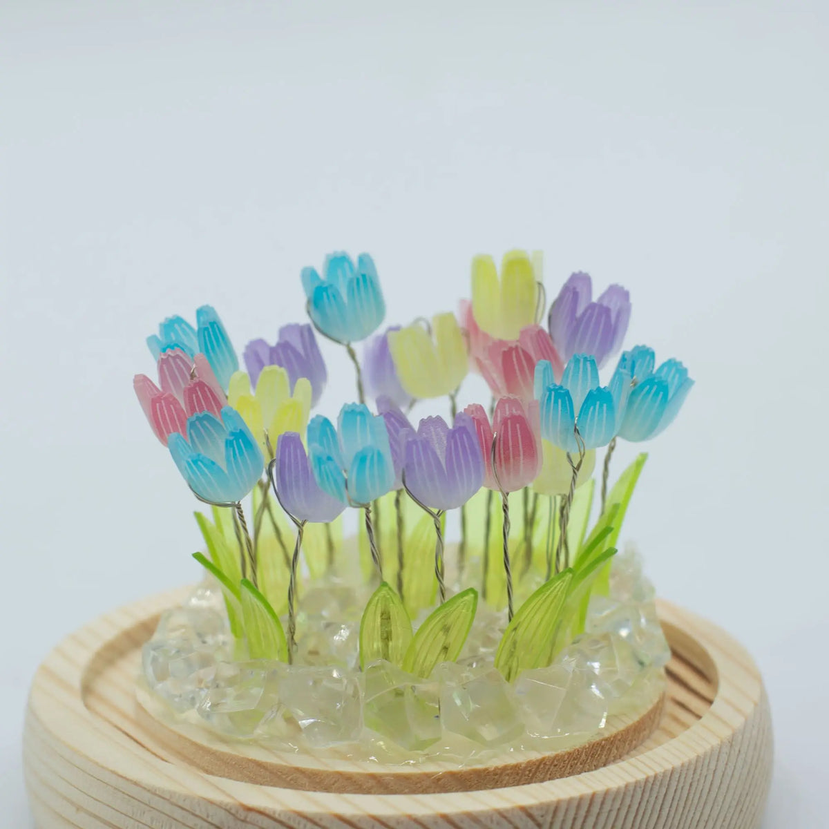 Domo Floral Glow: 20 tulipanes multicolor de resina sobre base de madera con iluminación LED. Diseño delicado y artesanal.