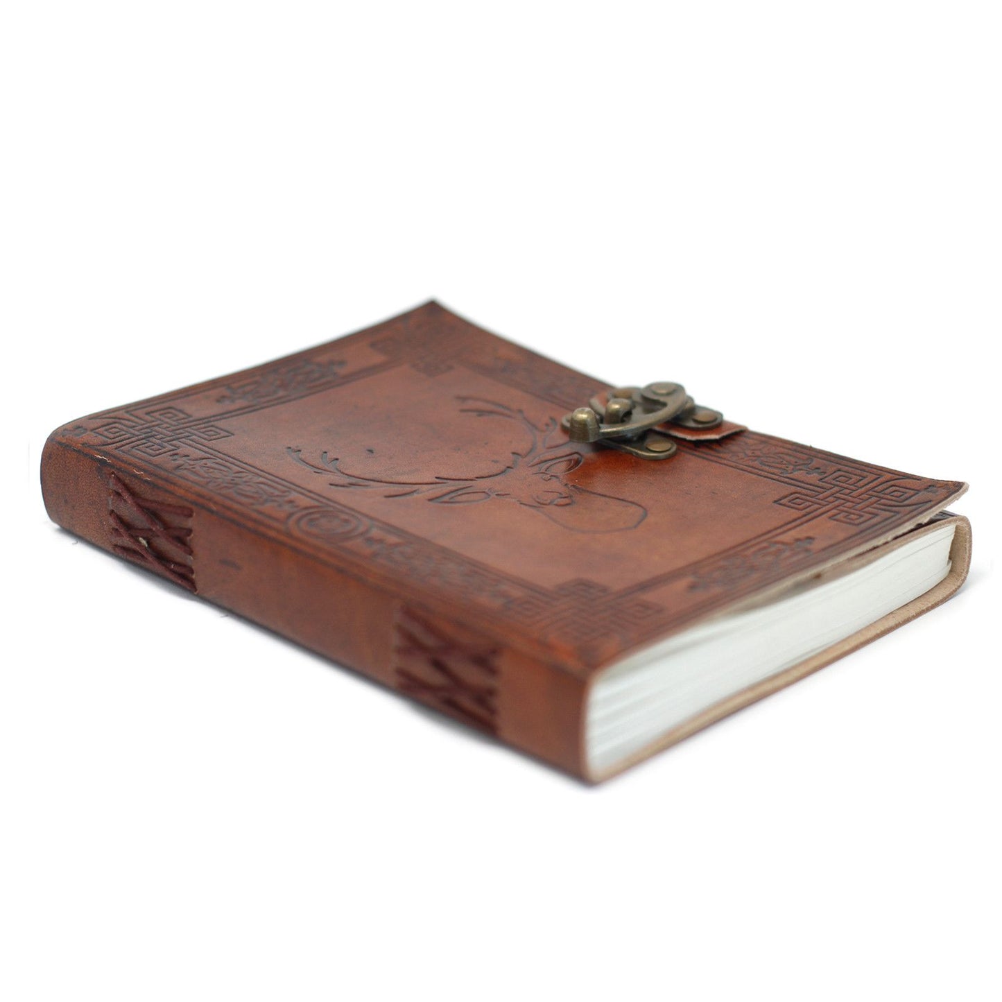 Cuaderno de cuero marrón con grabados y cierre metálico, estilo vintage y páginas en blanco.