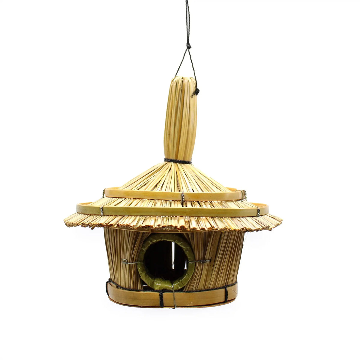 Casita para pájaros redonda de 17x17cm, hecha de fibra natural tejida con techo cónico y entrada circular colgante.