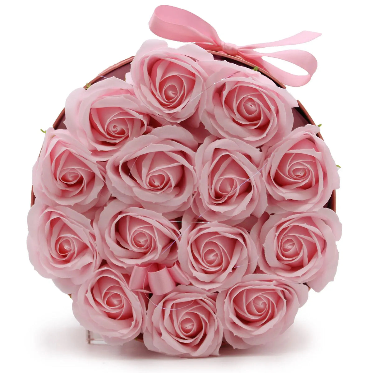 Caja redonda con 14 rosas de jabón color rosa suave, decorada con un elegante lazo de satén en la parte superior.